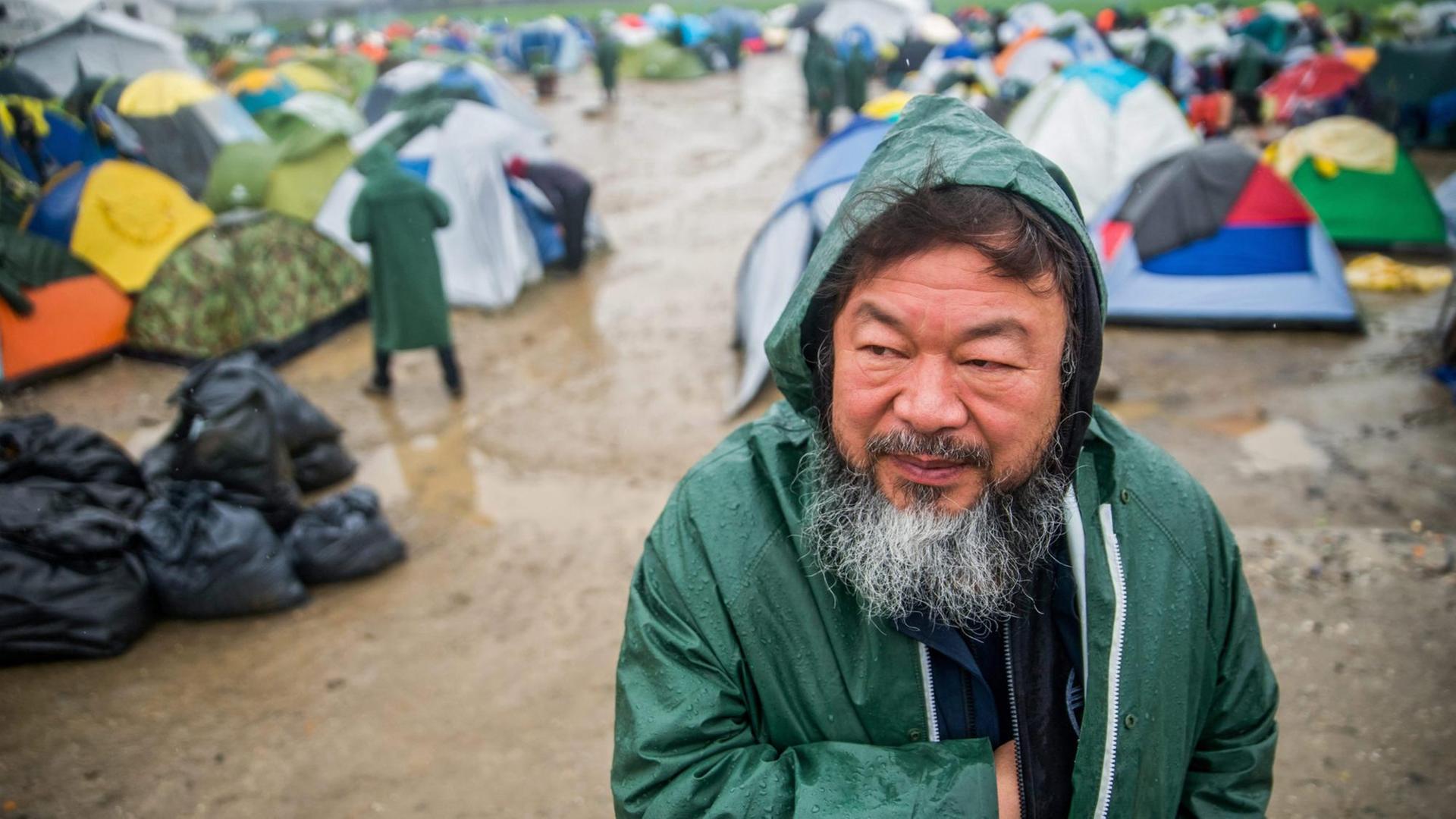 Der chinesische Künstler Ai WeiWei in einem Flüchtlingscamp.