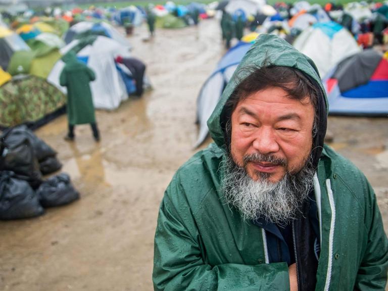 Der chinesische Künstler Ai WeiWei in einem Flüchtlingscamp.