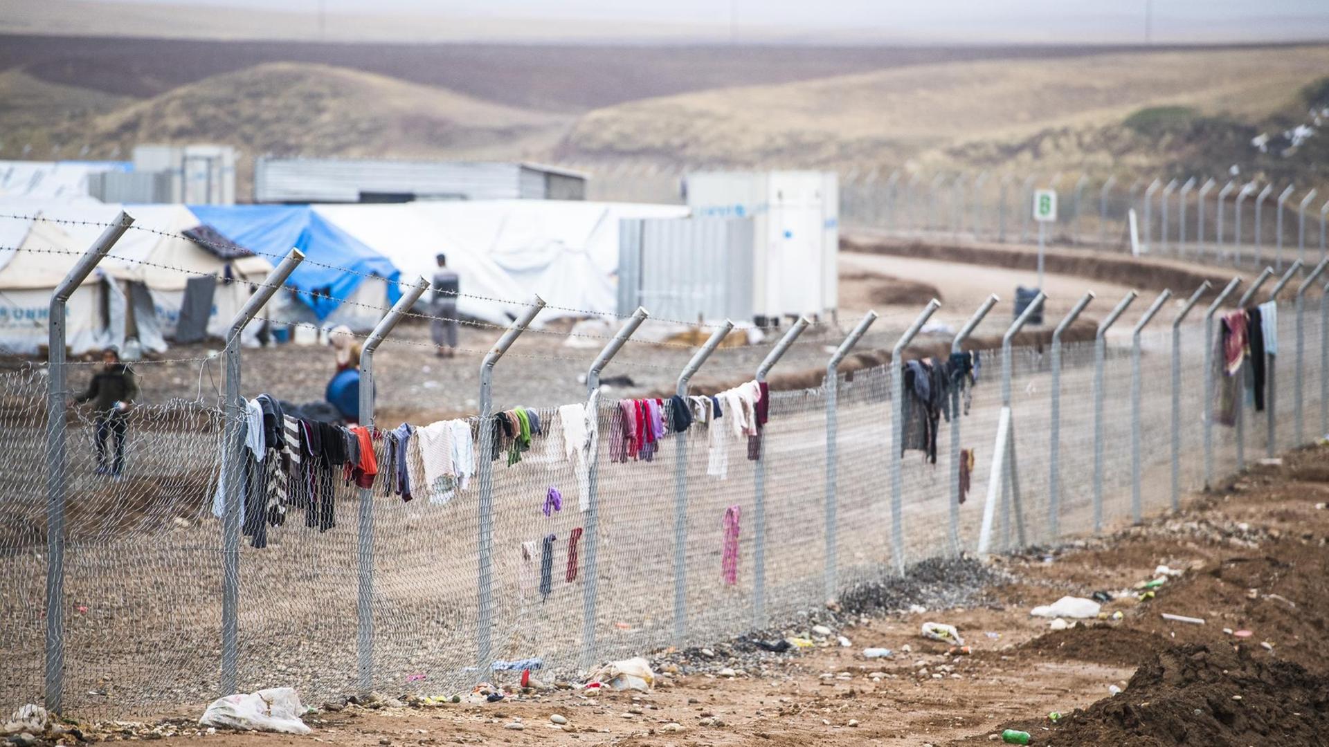 Das Hassan Sham Flüchtlingslager ca. 25 Kilometer östlich der kurdischen Metropole Mossul im Nordirak am 19.12.2016.