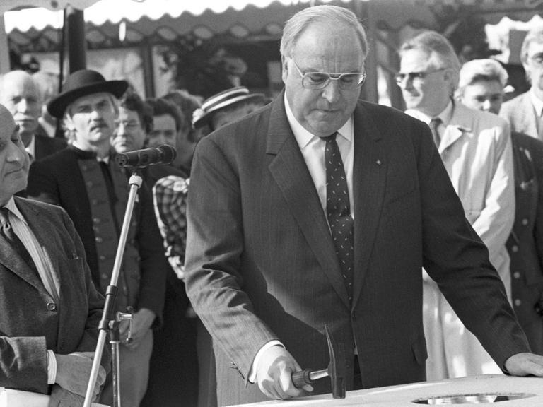 Bundeskanzler Helmut Kohl (CDU) mit Hammer, links der Architekt Gustav Peichl. Am 17.10.1989 fand im Regierungsviertel in Bonn die Grundsteinlegung der Kunst- und Ausstellungshalle der Bundesrepublik Deutschland statt. Der Neubau soll rund 128 Millionen Mark kosten.