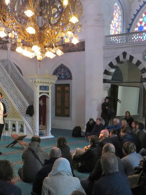 Die Berliner Sehitlik-Moschee am Tag der Offenen Moschee