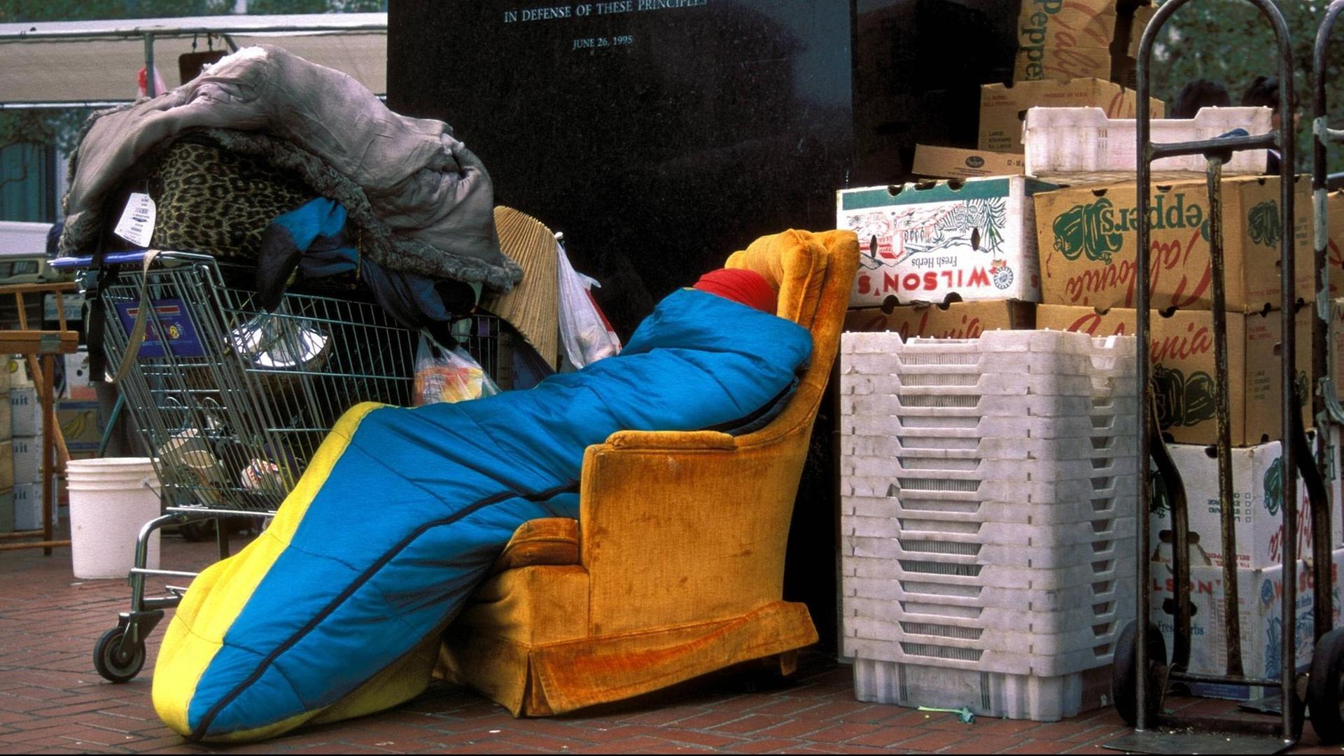 Obdachloser in San Francisco vor United Nations Denkmal