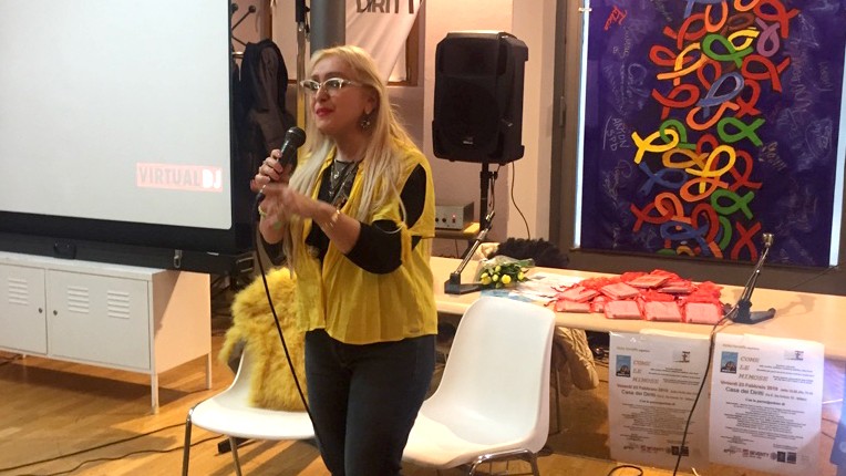 Die Frauenrechtlerin Ketty Carraffa trägt bei einer Veranstaltung eine gelbe Bluse, die Farbe steht in Italien für die Rechte der Frauen.