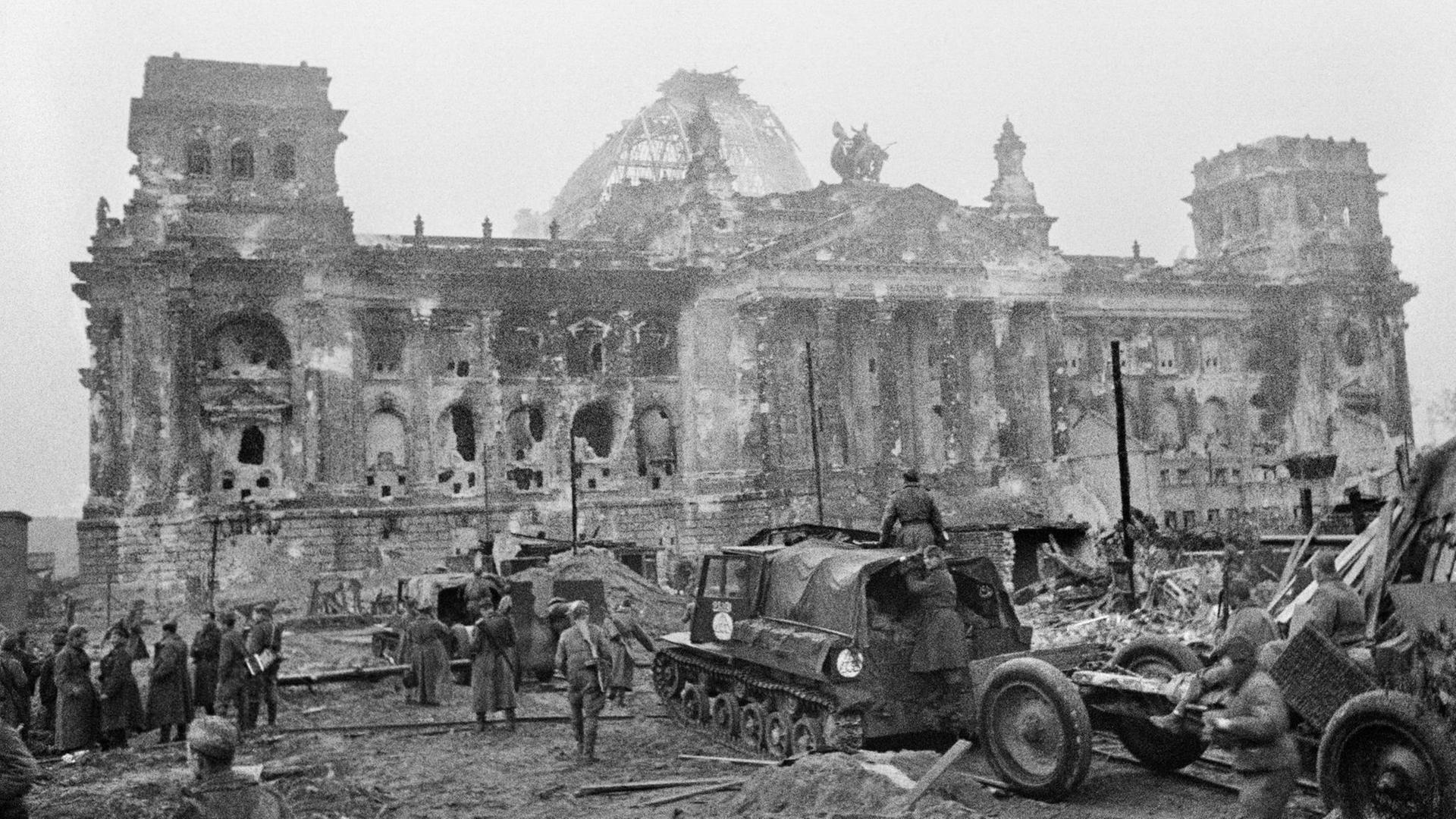 Schwarz-weiß Fotografie: Der zerstörte Reichstag 1945.