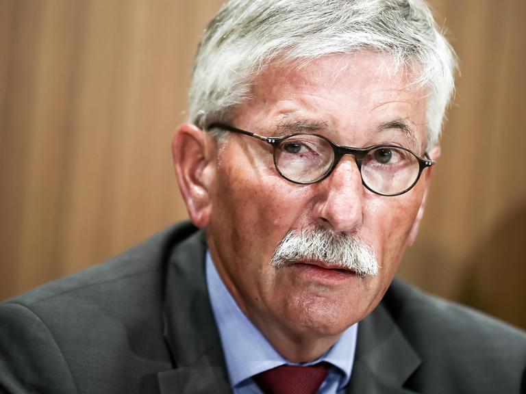 Der ehemalige Berliner Finanzsentor Thilo Sarrazin, aufgenommen 2016 in Berlin bei der Vorstellung des Buches "Deutschland gehört auf die Couch!"