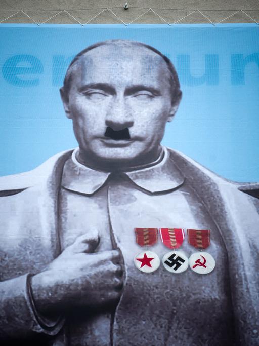 Eine Hitler-Karikatur vom russischen Präsidenten Putin auf einer Hauswand in Prag