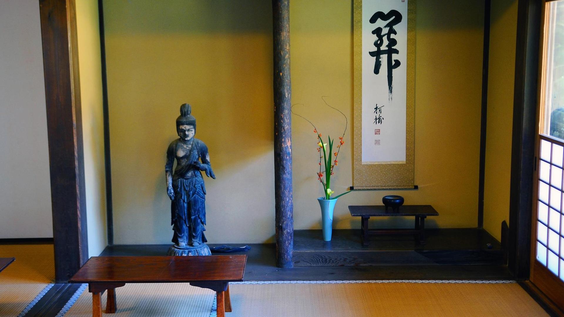 Spartanische Innenraumgestaltung eines Gebäudes im Ryuoden-Garten im Kenchoji-Tempelkomplex, aufgenommen am 28.10.2011. Die Stadt Kamakura, an der Sagami-Bucht gelegen, gilt als das "kleine Kyoto", sie war von 1192 bis 1333 faktische Hauptstadt Japans. In ihr erlebte der Zen-Buddhismus seine erste Blüte, was sich auch in der schlichten und asketischen Schrein- Tempeln-Architektur aus jener Zeit niederschlug.