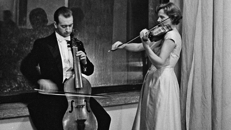 Der Dirigent und Cellist Nikolaus Harnoncourt und die Geigerin Alice Harnoncourt in einer frühen Aufnahme
