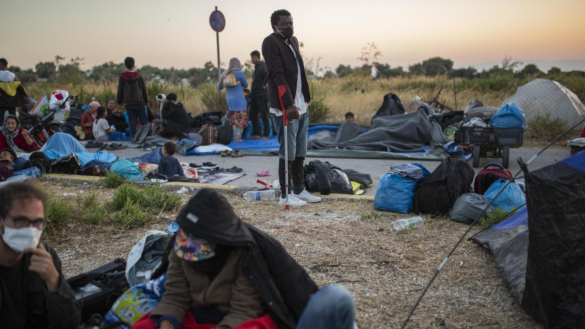 Auf der griechischen Insel Lesbos hausen Migranten auf der Straße.