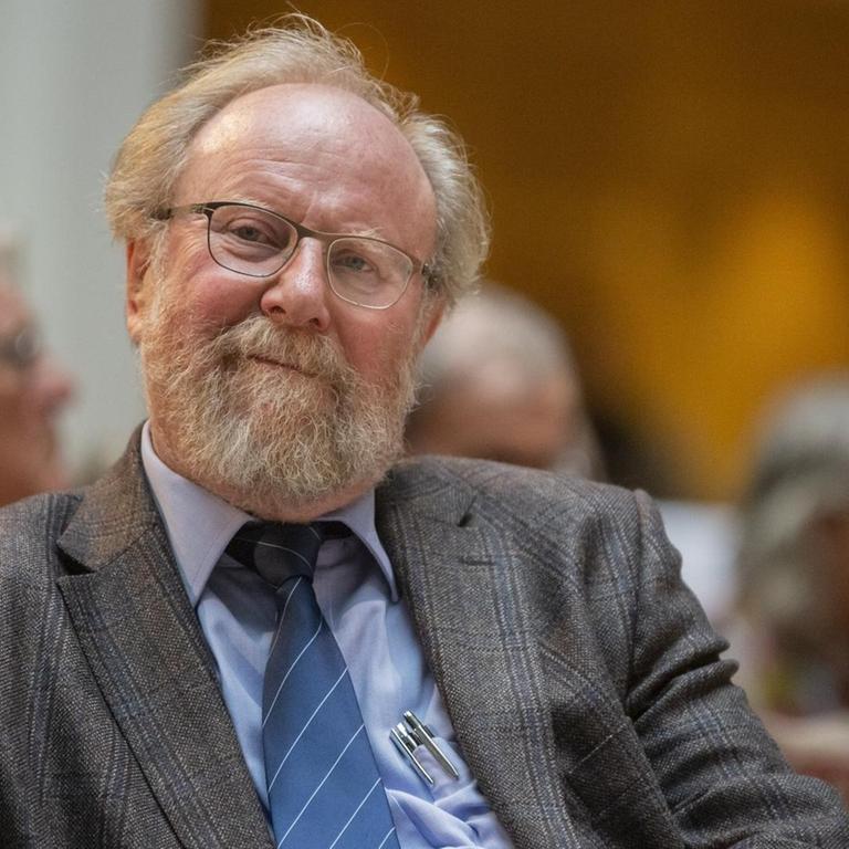 Wolfgang Thierse (SPD), ehemaliger Präsident des Deutschen Bundestages, sitzt im Willy-Brandt-Haus anlässlich der Verleihung des August-Bebel-Preis an Malu Dreyer,