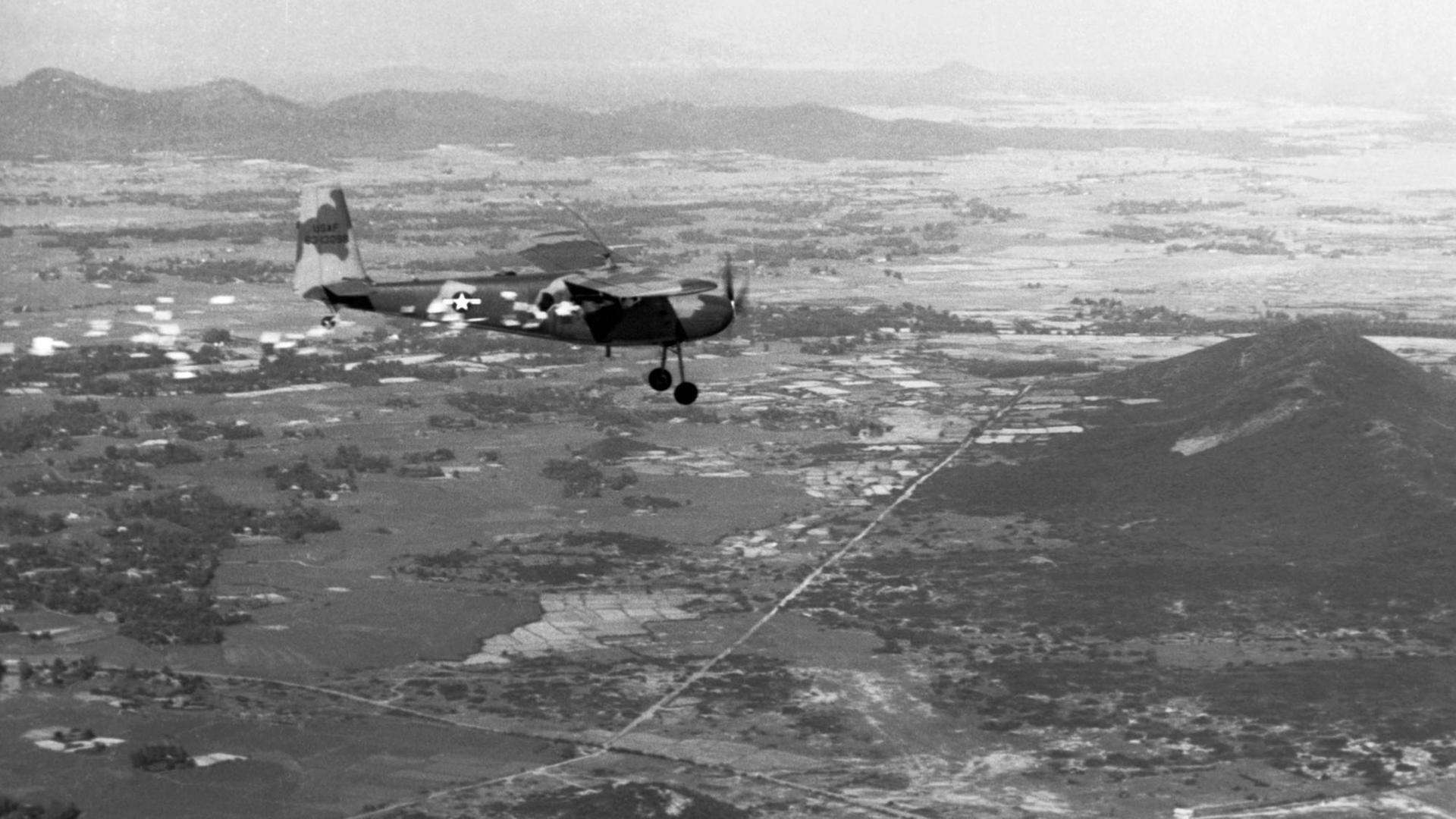 Ein Kommando der US-Air Force wirft Zehntausende Flugblätter mit psychologischer Kriegsführung über Vietcong-Standorten in Südvietnam ab. Juni 1966.