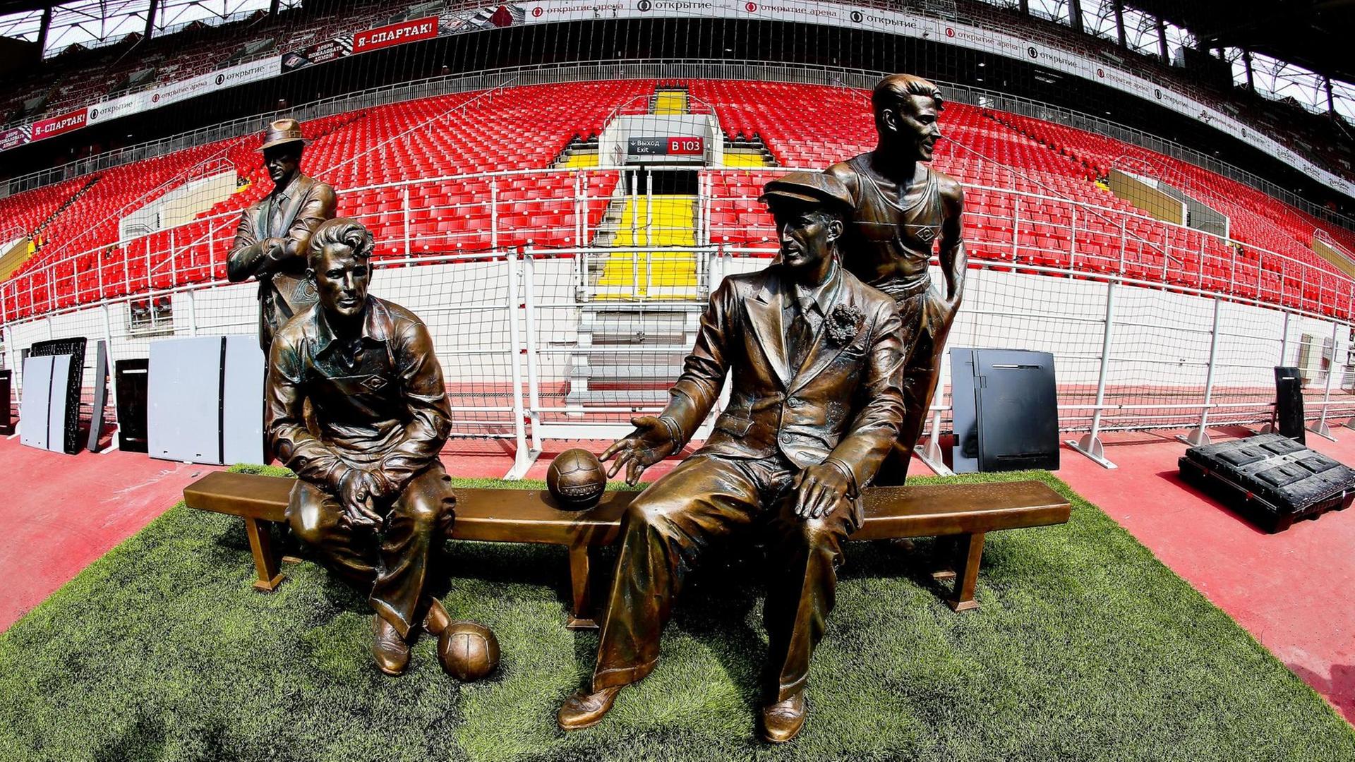 Denkmal der Starostin-Brüder im Spartak-Stadion in Moskau.