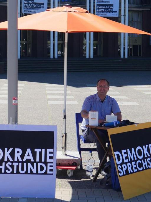Richard Fuchs mit seiner Demokratie-Sprechstunde in Bochum