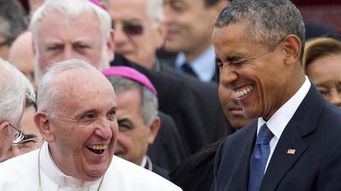 Papst Franziskus wird von US-Präsident Barack Obama in der Andrews Air Force Base in Maryland empfangen