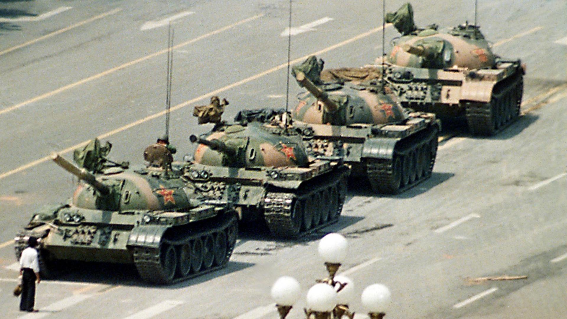 Am 5. Juni 1989 stellt sich ein Mann weinend vor die Panzer auf dem Tiananmen Platz in Peking. Er fleht darum, dass das Töten in Chinas Hauptstadt ein Ende nimmt. Außenstehende zogen ihn weg bevor die Panzer auf dem Cangan Boulevard am Beijing Hotel weiterrollen.