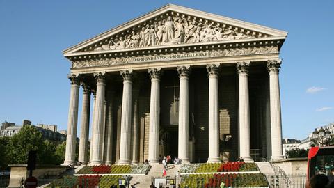 Die klassizistische Westfassade der Kirche "La Madeleine" in Paris