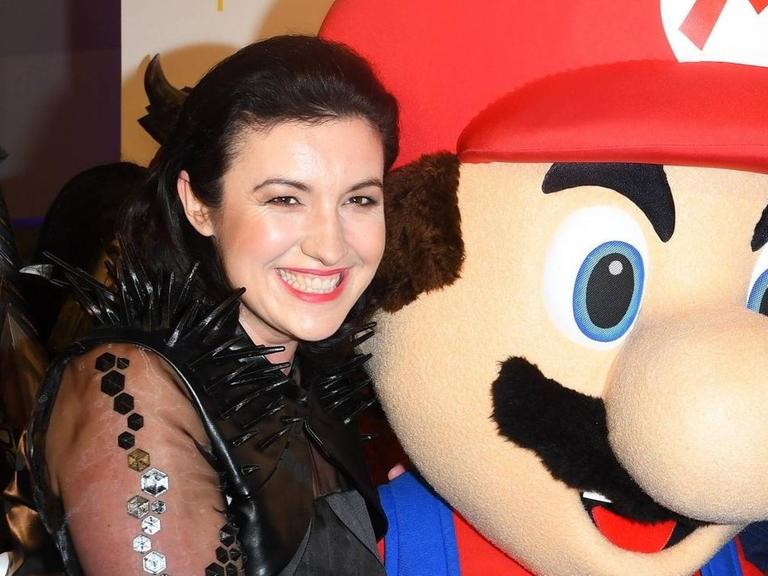 Dorothee Baer und Alexander Dobrindt mit Super Mario beim Deutschen Computerspielpreis 2017