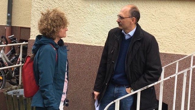 Gedenkstättenleiter Jan-Erik Schulte auf dem Gelände im Gespräch mit Reporterin