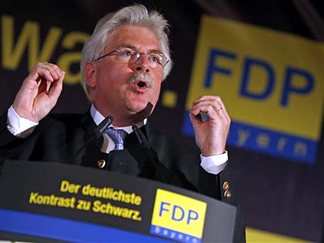 Der Spitzenkandidat der bayerischen Freien Demokraten (FDP), Martin Zeil, während seiner Rede bei einem Sonderparteitag in München.
