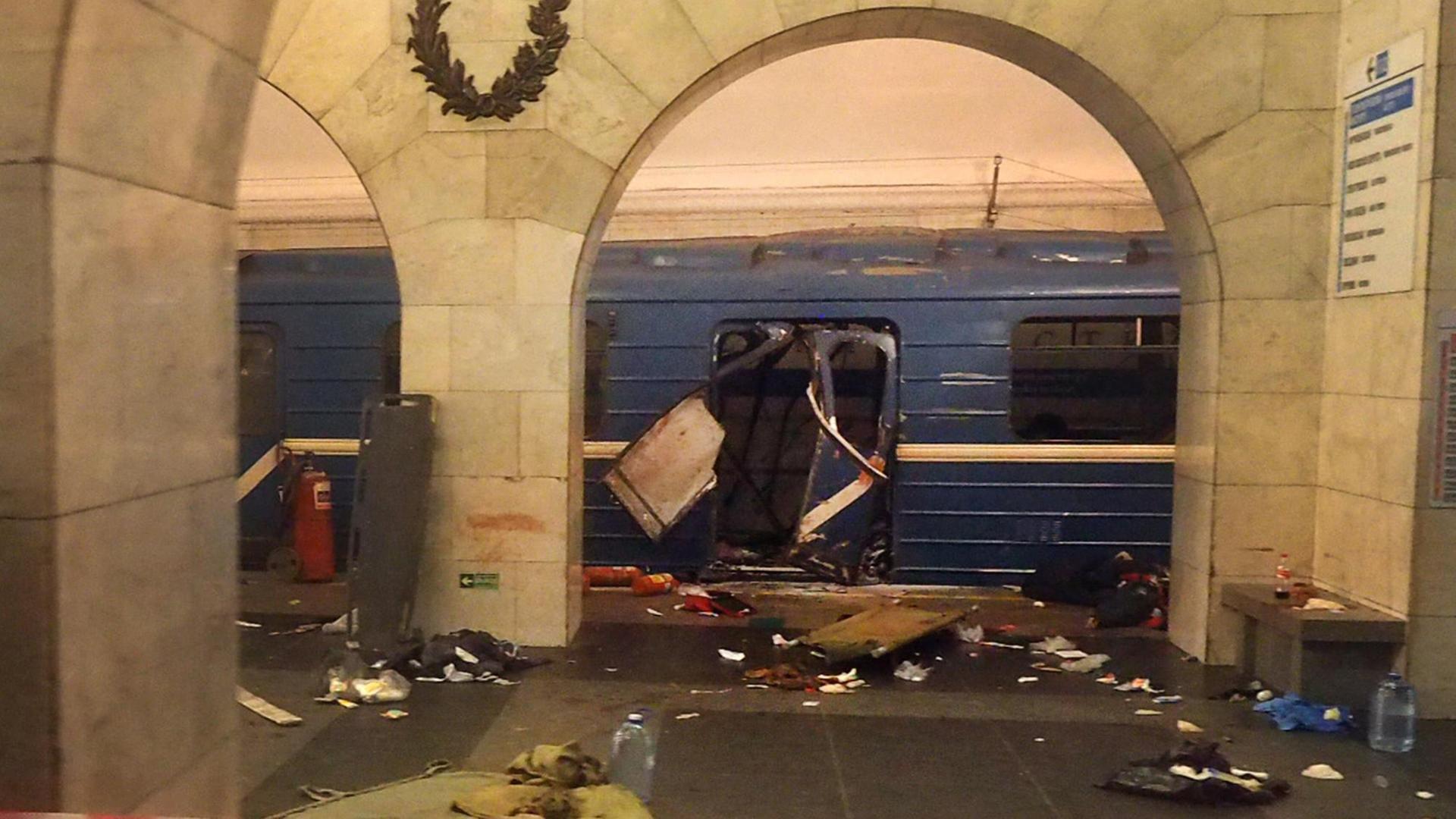 Ein beschädigter U-Bahn-Waggon an der Haltestelle Technologisches Institut in St. Petersburg
