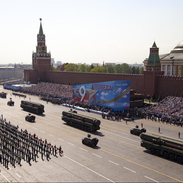 Russische Militärfahrzeuge rollen während einer Probe zwei Tage vor der Militärparade zum Tag des Sieges über den Roten Platz. 