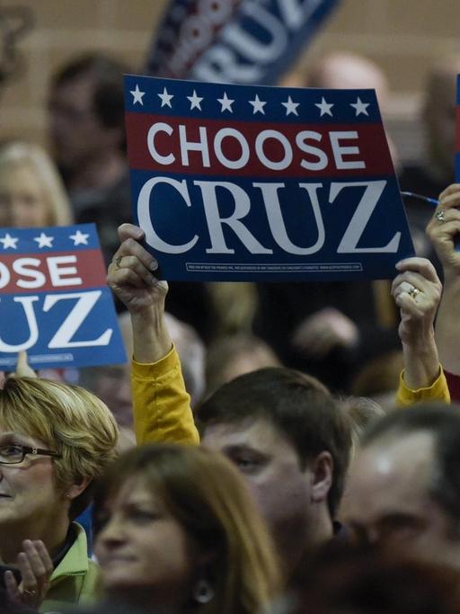 Unterstützer des Republikaners Ted Cruz halten Schilder mit seinem Namen hoch, während sie auf ihn in Des Moines im Bundesstaat Iowa warten.