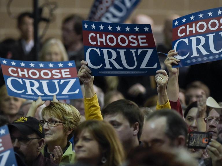Unterstützer des Republikaners Ted Cruz halten Schilder mit seinem Namen hoch, während sie auf ihn in Des Moines im Bundesstaat Iowa warten.