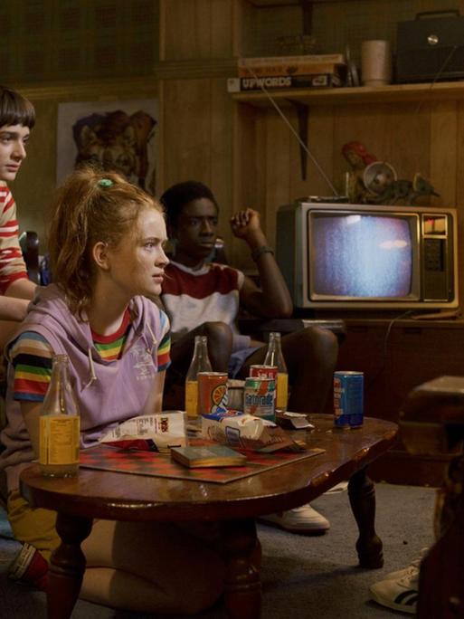 Szene aus der Netflix-Serie "Stranger Things" von links:  Finn Wolfhard, Noah Schnapp, Sadie Sink, Caleb McLaughlin, Millie Bobby Brown. ,
