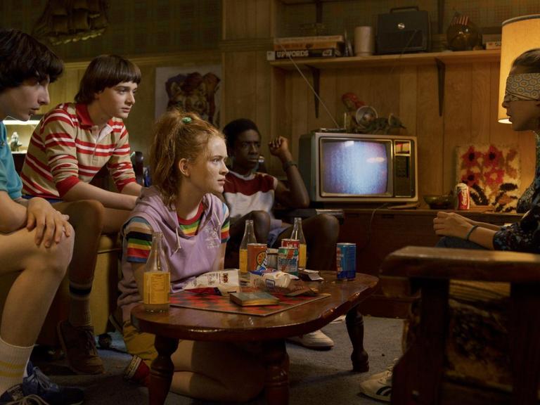 Szene aus der Netflix-Serie "Stranger Things" von links:  Finn Wolfhard, Noah Schnapp, Sadie Sink, Caleb McLaughlin, Millie Bobby Brown. ,