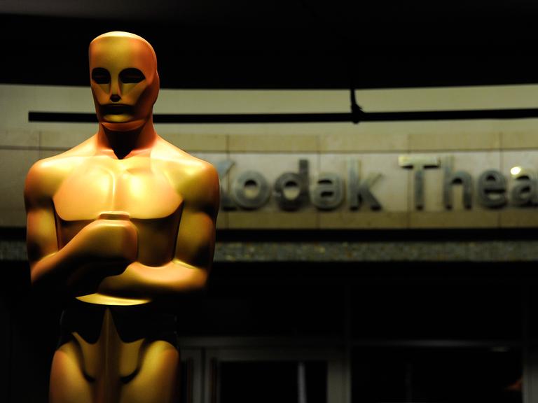 Eine Oscar-Statue steht vor dem Kodak Theatre in Hollywood.
