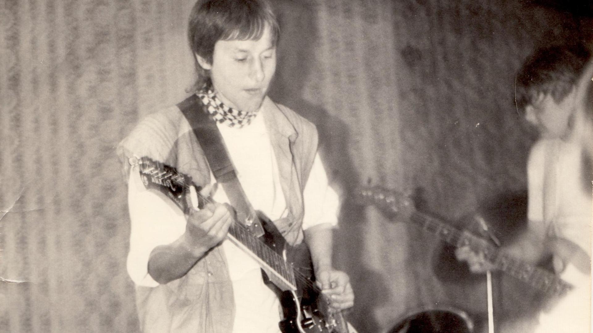 Christian Ansehl als Jugendlicher auf einem alten Foto. Er spielte in einer Band Gitarre.