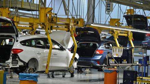 Blick in die Werkshalle von Ford in Saarlouis.