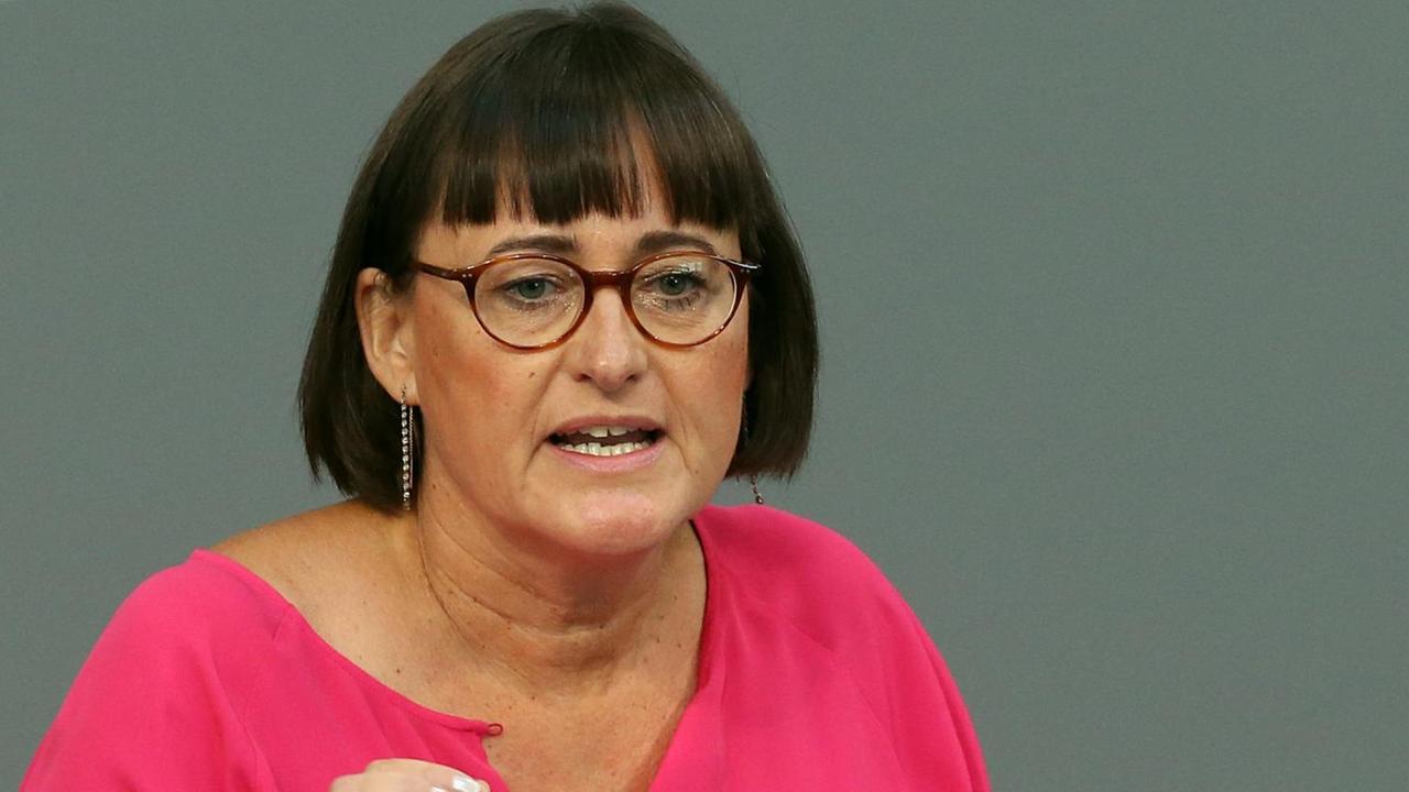 Martina Renner (Die Linke) spricht im Bundestag