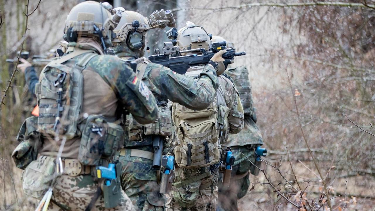 Bundeswehrsoldaten der Eliteeinheit Kommando Spezialkräfte (KSK) trainieren am in Magdeburg (Sachsen-Anhalt) den Häuserkampf und eine Geiselbefreiung