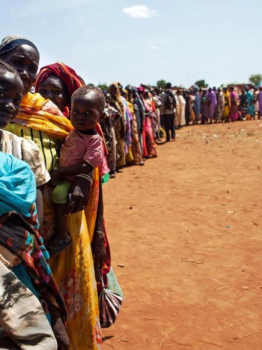 Binnenflüchtlinge warten in Wau im Südsudan auf ihre Registrierung durch das Welternährungsprogramm