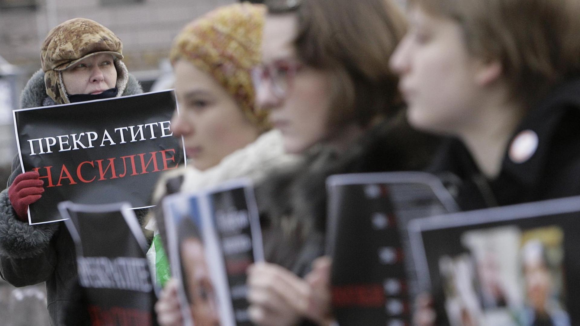 Aktivisten der Moskauer Helsinki-Gruppe demonstrieren mit dem Slogan "Stoppt Gewalt" auf einem Plakat, um russische Journalisten zu unterstützen.