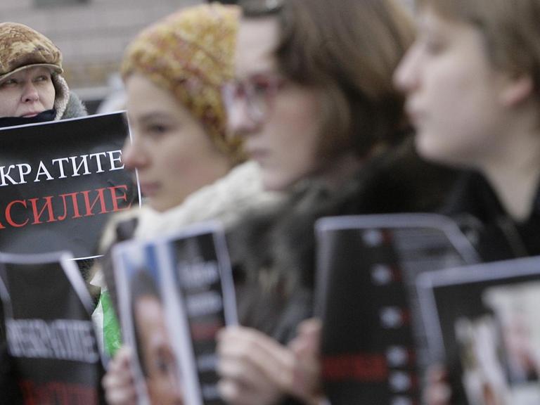 Aktivisten der Moskauer Helsinki-Gruppe demonstrieren mit dem Slogan "Stoppt Gewalt" auf einem Plakat, um russische Journalisten zu unterstützen.