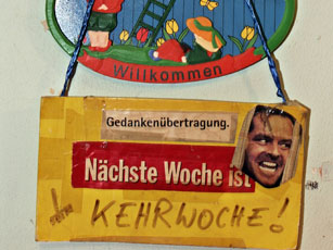 Die Kehrwoche ist einer der Inbegriffe des Spießertums. Die Kehrwoche ist einer der Inbegriffe des Spießertums.
