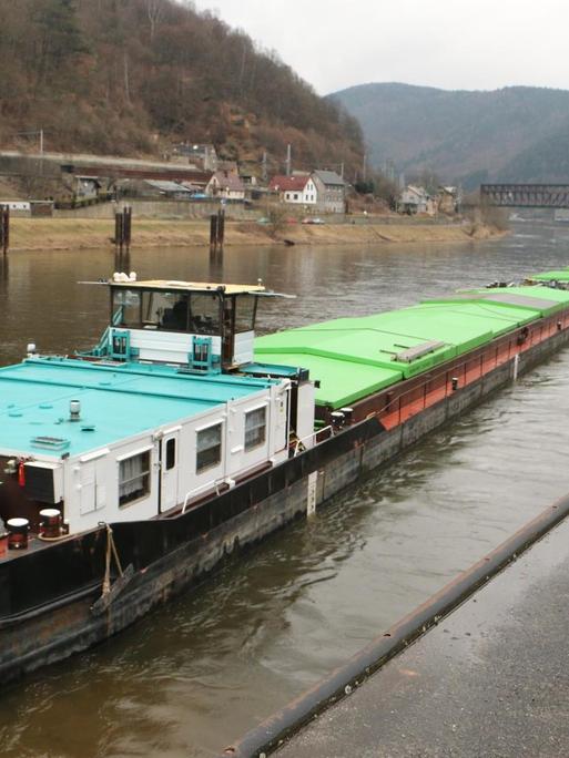 Das Frachtschiff "Andrea" beim Ablegen vom Hafen in Děčín mit dem Ziel Algermissen bei Hildesheim am Mittellandkanal. Unter den grünen Abdeckungen der Laderäume befinden sich insgesamt 1.040 Tonnen Dünger. Herkunft der Ladung: Lovosice in Tschechien.