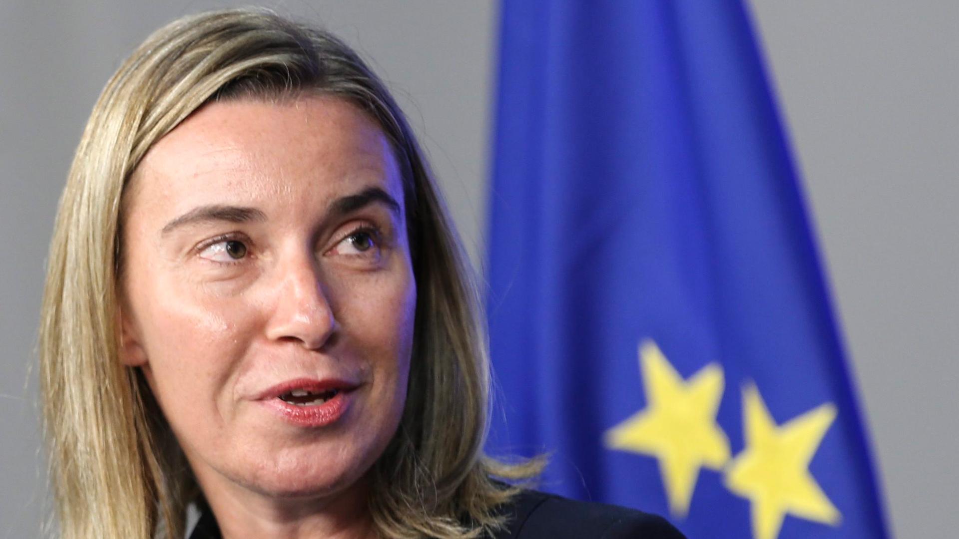 Federica Mogherini, die EU-Außenbeauftragte, vor einer EU-Flagge
