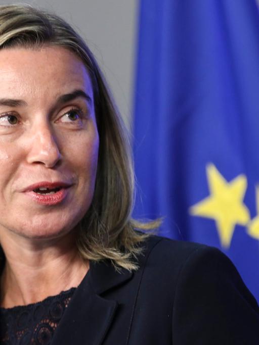 Federica Mogherini, die EU-Außenbeauftragte, vor einer EU-Flagge