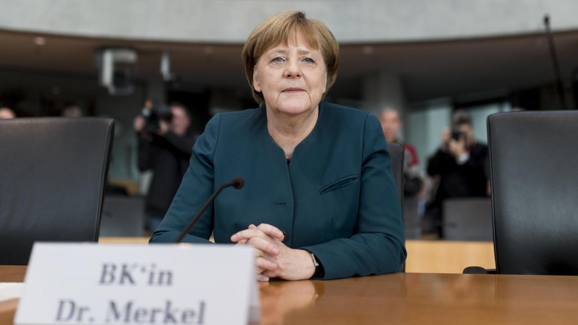 Bundeskanzlerin Angela Merkel (CDU) sitzt als Zeugin im Abgas-Untersuchungsausschuss im Bundestag in Berlin.