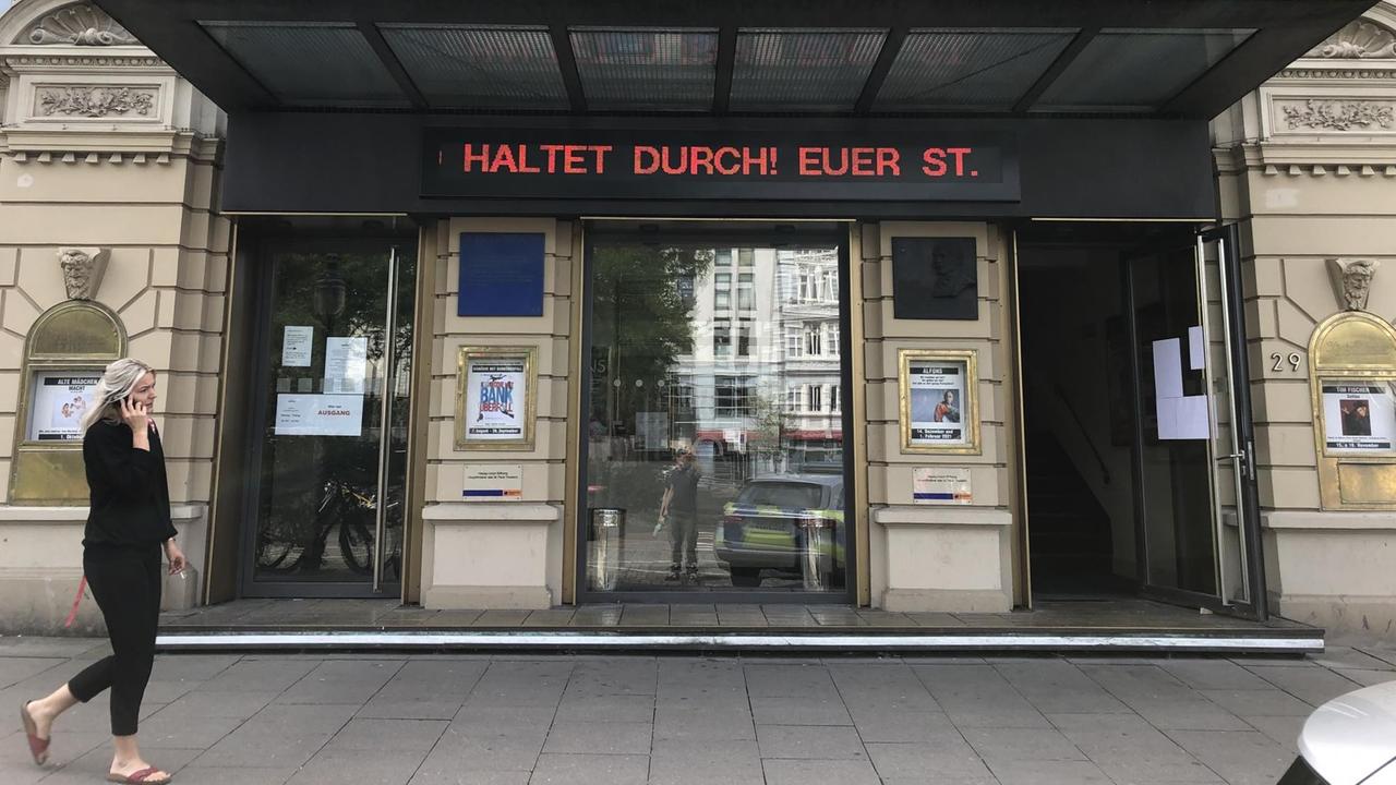 "Haltet durch!" steht in einer Leuchtschrift über dem Eingang des St. Pauli Theaters.