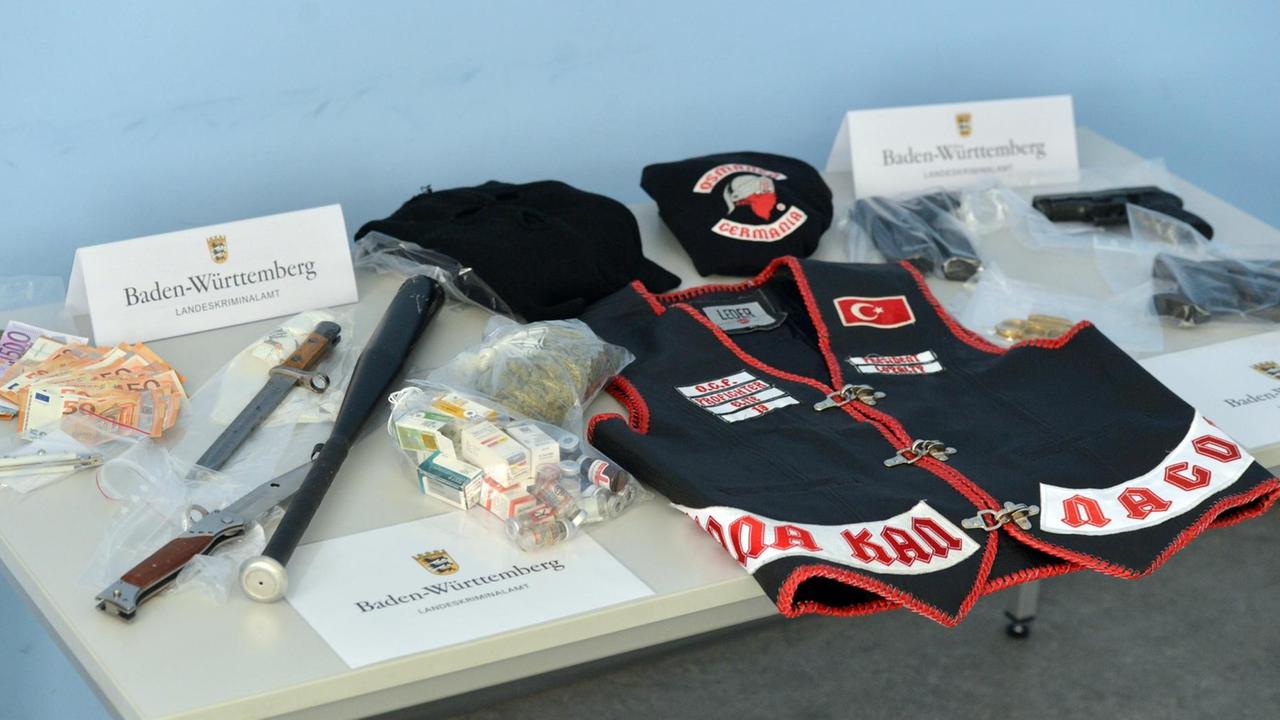 Kutte, Bargeld, Waffen und andere sichergestellte Gegenstände, vorgeführt beim LKA Baden-Württemberg nach einer Razzia beim Box-Club "Osmanen Germania" am 27. März 2017, bei der auch sieben Personen festgenommen wurden
