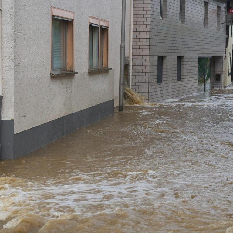 Die Straßen in Esch (Kreis Ahrweiler) haben sich nach dem Starkregen in reißende Ströme verwandelt.