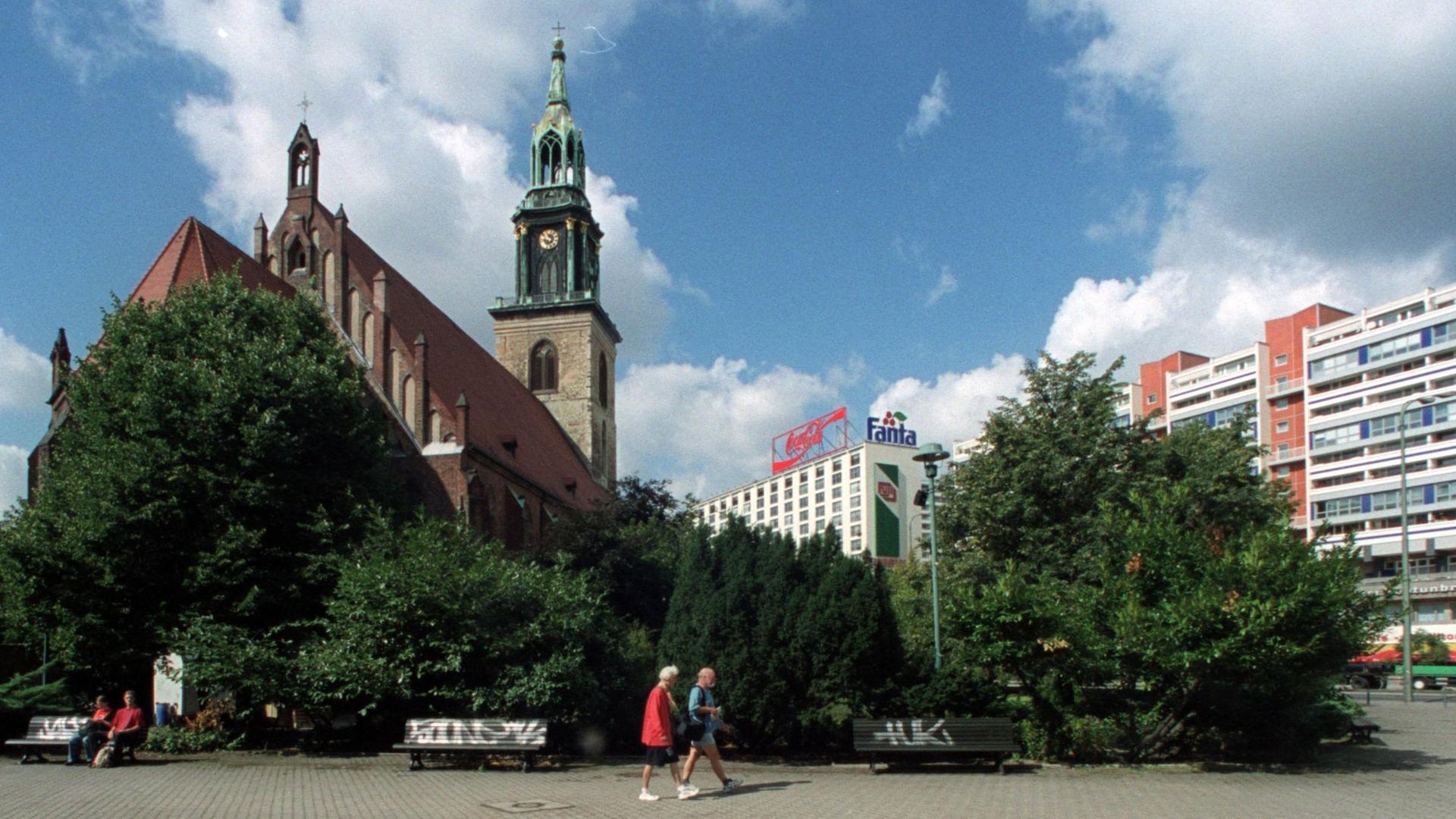 Die evangelische Marienkirche an der Karl-Liebknecht-Strasse in Berlin-Mitte, aufgenommen am 18.8.1999.