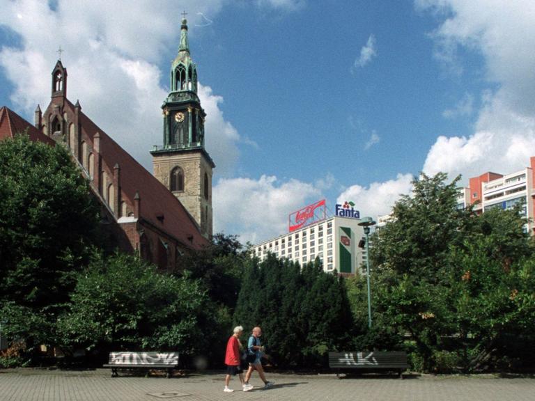 Die evangelische Marienkirche an der Karl-Liebknecht-Strasse in Berlin-Mitte, aufgenommen am 18.8.1999.