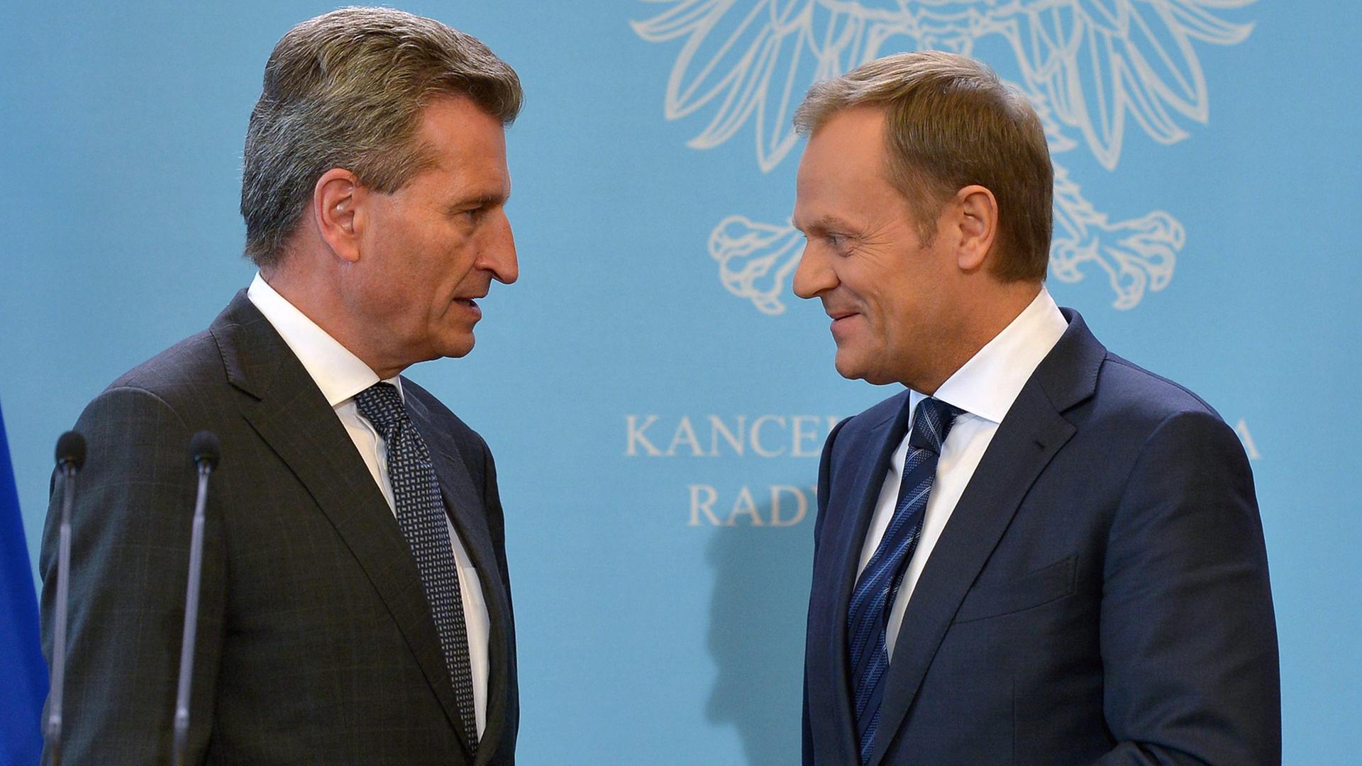 Polens Premier Donald Tusk (rechts) im Gespräch mit EU-Energiekommissar Günter Oettinger.
