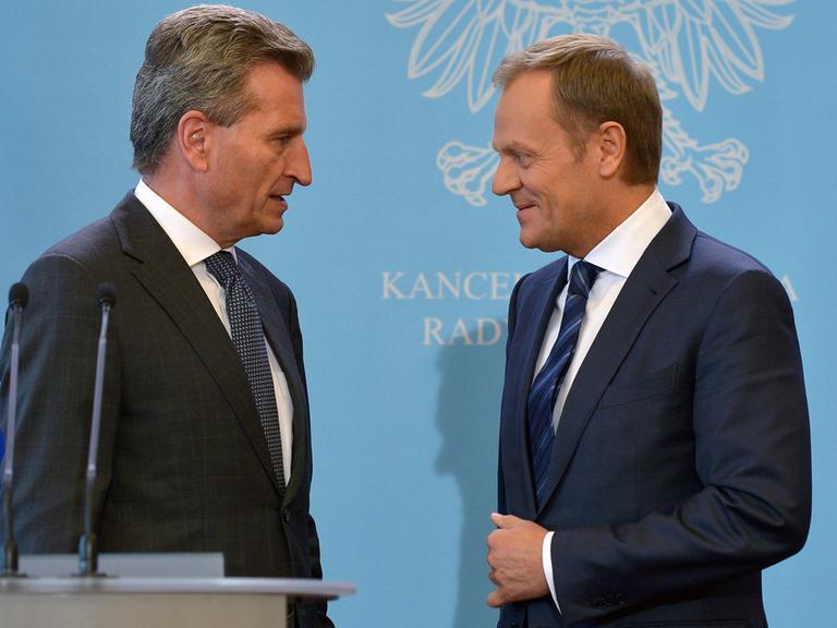 Der polnische Premierminister Donald Tusk und EU-Energiekommissar Günter Oettinger bei Gasgesprächen in Warschau.