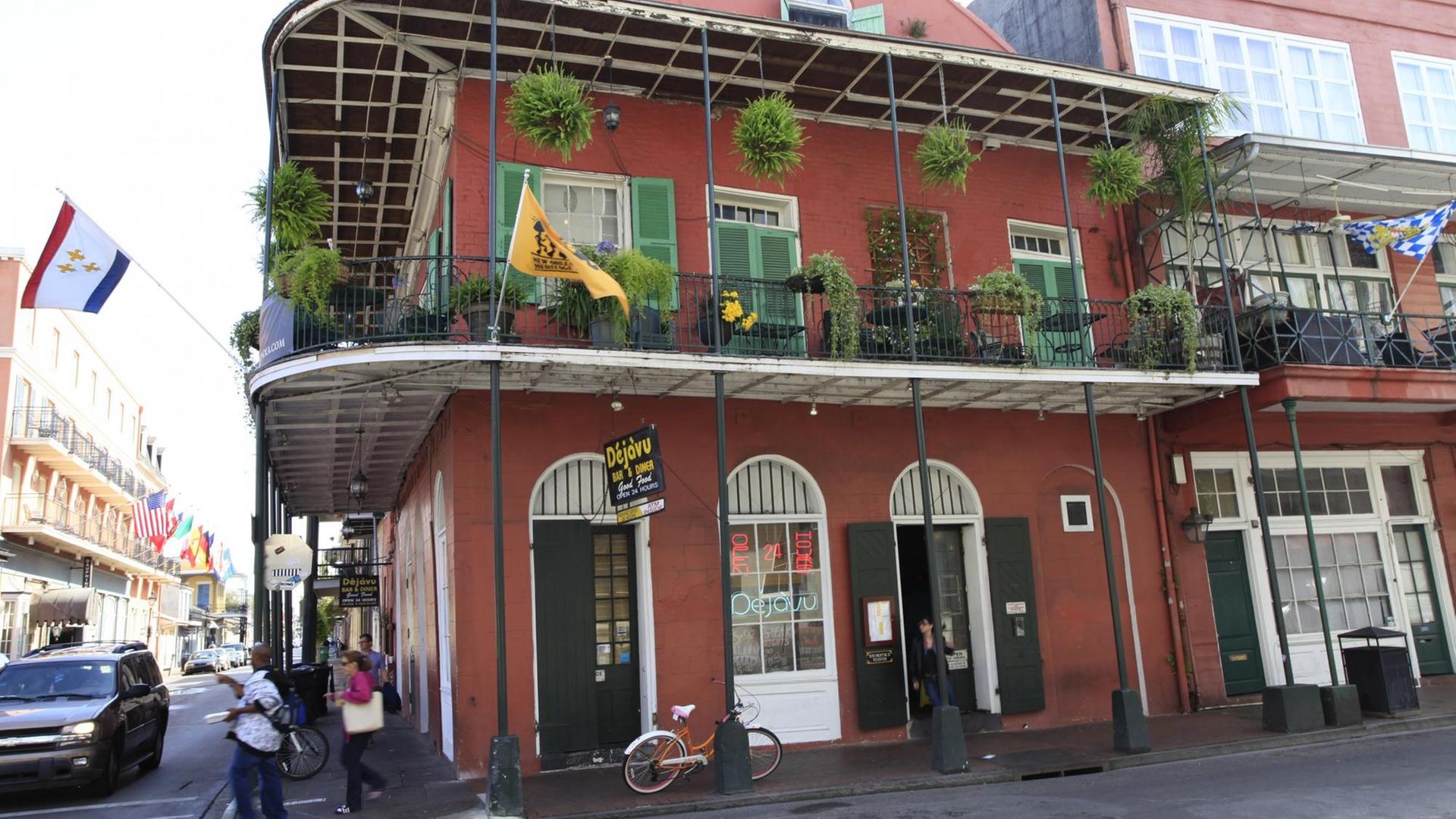 Das Gebäude wurde um 1850 an der Ecke Conti Street und Dauphine Streets gebaut. Ehemals befand sich hier das Rotlichtmillieu von New Orleans. Das Gebäude beherbergte auch schon einen Blumenladen, ein Frisörgeschäft und 1885 befand sich hier eine Opiumhöhle, die von chinesischen Brüdern geleitet wurde. Heute befindet sich dort ein Restaurant mit Bar, das den Namen "Déjà vu" besitzt.